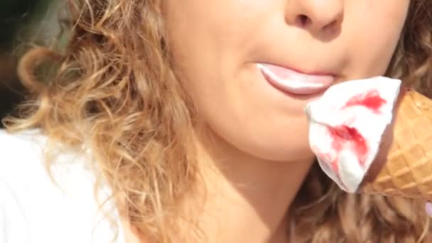 漂亮的女孩吃冰激淋肖像 — 图库视频影像
