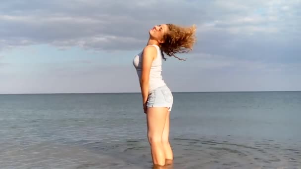 Όμορφο Κορίτσι Θάλασσα Σγουρά Μαλλιά — Αρχείο Βίντεο