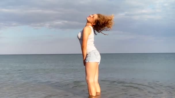 Mooi Meisje Zee Krullend Haar — Stockvideo