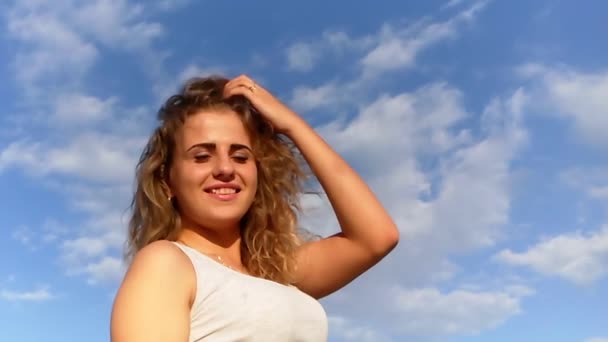 Bella Ragazza Capelli Ricci Ritratto Mare Slow Motion — Video Stock