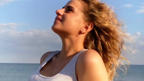 Bella Ragazza Capelli Ricci Ritratto Mare Slow Motion — Video Stock