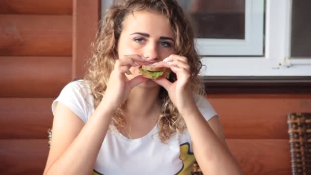 Menina Bonita Comer Sanduíche Café — Vídeo de Stock