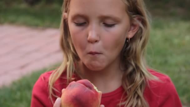 Menina Comendo Pêssego — Vídeo de Stock