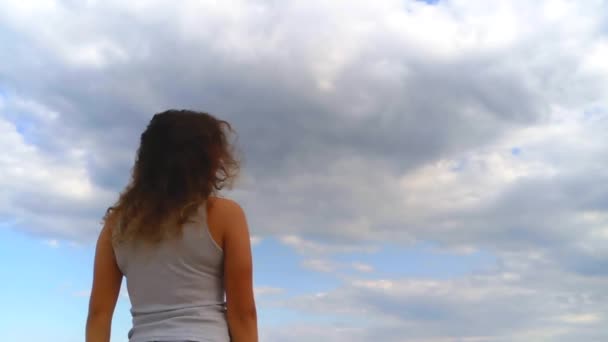 Güzel Kız Kıvırcık Saçlı Portre Deniz Ağır Çekim — Stok video
