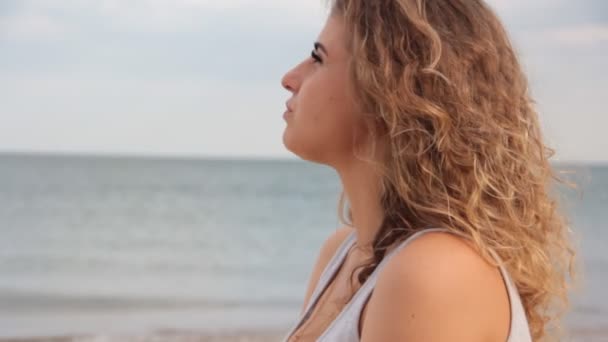 Bela Menina Encaracolado Cabelo Retrato Mar Slow Motion — Vídeo de Stock