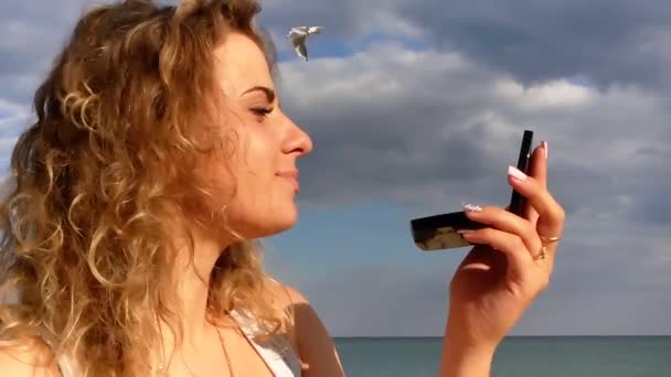 Vacker Flicka Lockigt Hår Porträtt Havet Slow Motion — Stockvideo