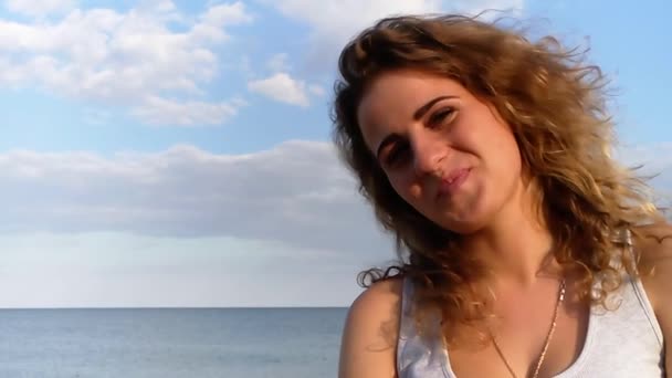 Schöne Mädchen Lockiges Haar Porträt Meer Zeitlupe — Stockvideo