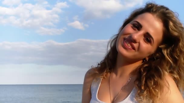 Piękna Dziewczyna Kręcone Włosy Portret Morza Powolny Wniosek — Wideo stockowe