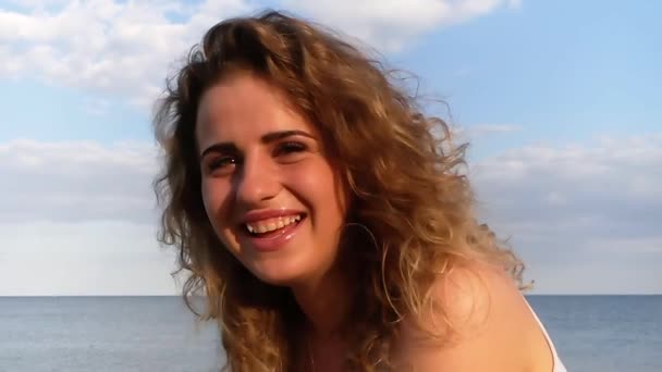 Schöne Mädchen Lockiges Haar Porträt Meer Zeitlupe — Stockvideo