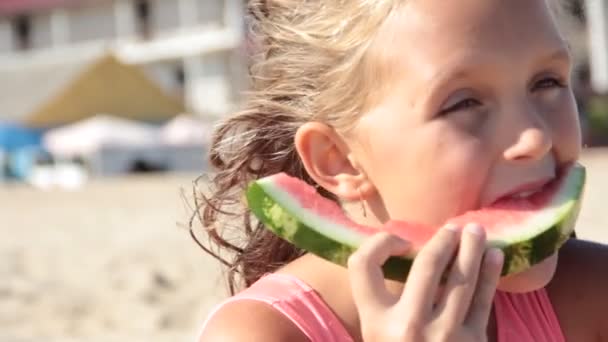 Κοριτσάκι Που Τρώει Καρπούζι Στην Παραλία — Αρχείο Βίντεο