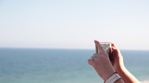 Händer Som Fotograferade Smartphone Havet — Stockvideo