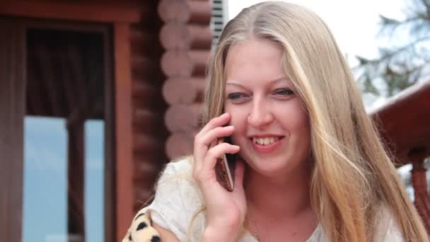 Blond Meisje Praten Aan Telefoon Buitenshuis — Stockvideo
