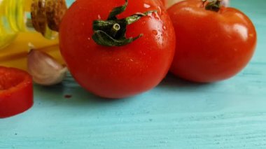 spagetti, petrol bir şişe, sarımsak, domates, su karabiber mavi üzerinde damlayan 