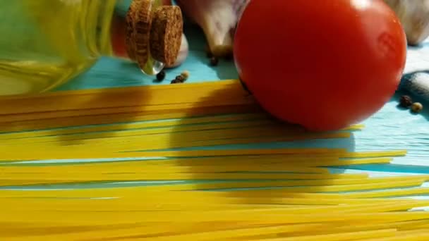Spaghetti Olio Bottiglia Aglio Pomodoro Pepe Nero Fondo Legno Blu — Video Stock