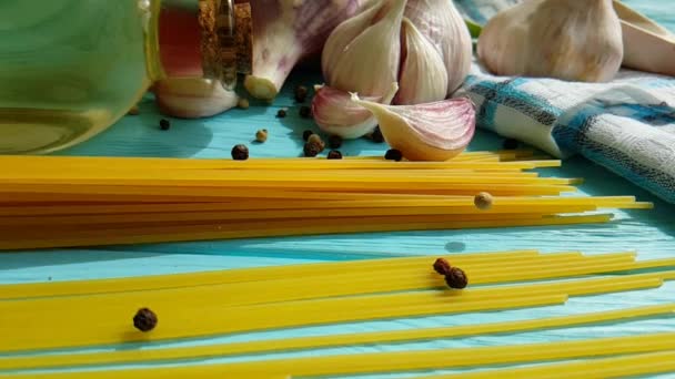Spaghetti Olej Butelkę Czosnek Pomidor Czarny Pieprz Niebieskim Tle Drewnianych — Wideo stockowe