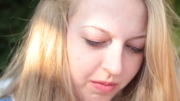 Blondes Mädchenporträt Auf Der Suche Nach Der Natur — Stockvideo