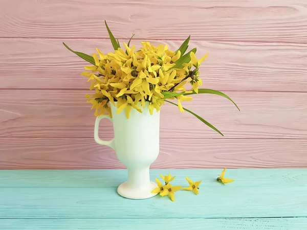 Flores Amarillas Primavera Jarrón Sobre Fondo Madera Color — Foto de Stock
