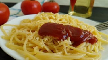 Spagetti plaka peynir, ketçap dökülür, ağır çekim