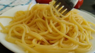 Spagetti tabak çatal, ağır çekim vurdu