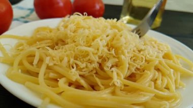Spagetti plaka peyniri çatal, ağır çekim