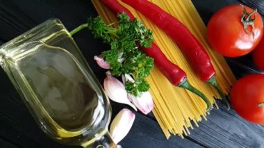 spagetti, peynir, kırmızı biber, sarımsak yavaş hareket atış