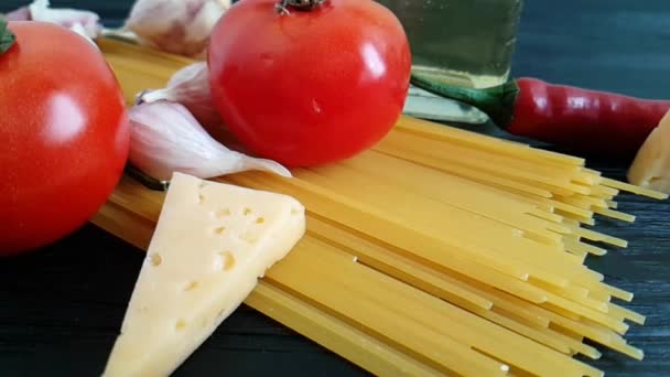 Espaguetis Gotas Queso Tiro Cámara Lenta Con Ajo — Vídeos de Stock