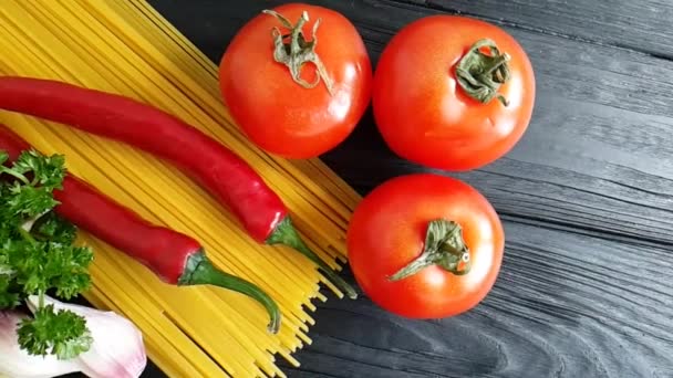 Espaguetis Queso Pimiento Rojo Ajo Cámara Lenta — Vídeo de stock