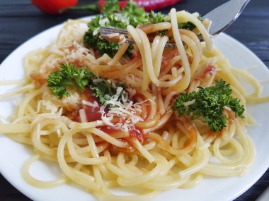 bir tabak, ketçap, çatal domates maydanoz peynirli spagetti