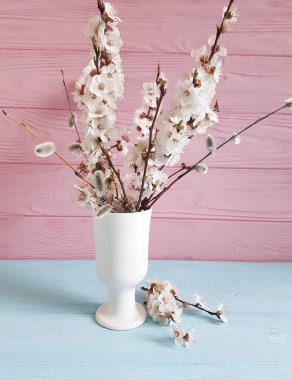 kiraz çiçeği şube, willow vazoda renkli ahşap zemin üzerine