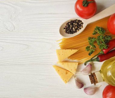 Spagetti, zeytinyağı, peynir, sarımsak, ahşap çerçevedeki domatesler