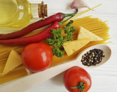 Spagetti, zeytinyağı, peynir, sarımsak, ahşap çerçevedeki domatesler