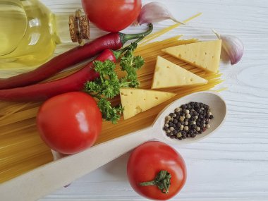Spagetti, zeytinyağı, peynir, sarımsak, ahşap çerçevedeki domatesler
