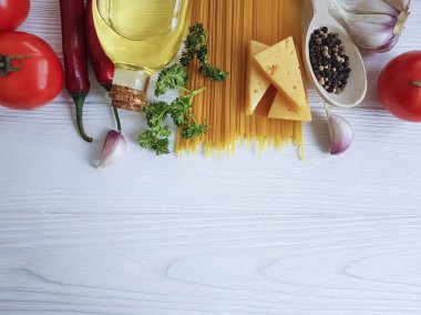 Spagetti, zeytinyağı, peynir, sarımsak, ahşap çerçevedeki domatesler