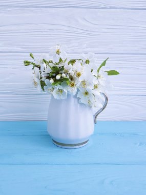 renkli ahşap arka planda kiraz çiçekleme şube vazo