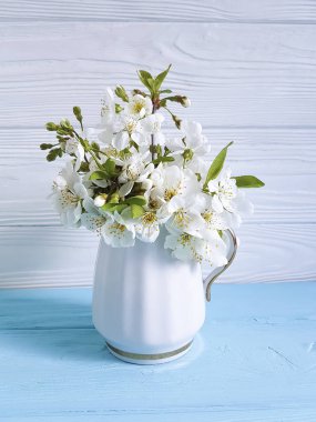 renkli ahşap arka planda kiraz çiçekleme şube vazo