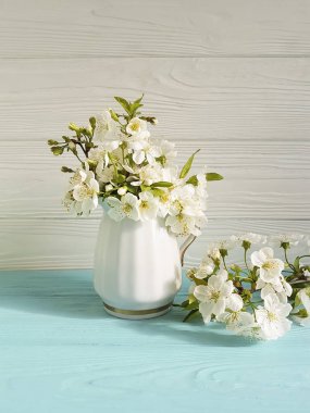 renkli ahşap arka planda kiraz çiçekleme şube vazo