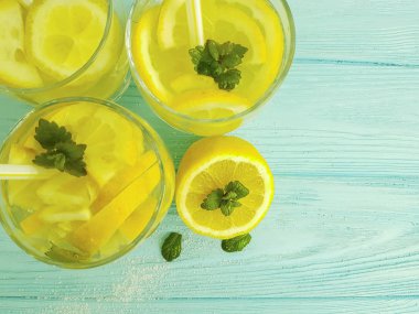 su taze limon, mavi ahşap arka planda nane, yaz içeceği
