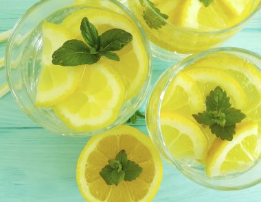 su taze limon, mavi ahşap arka planda nane, yaz içeceği
