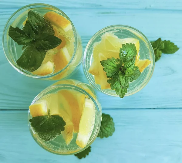 Agua Limón Fresco Menta Sobre Fondo Madera Azul Bebida Verano — Foto de Stock