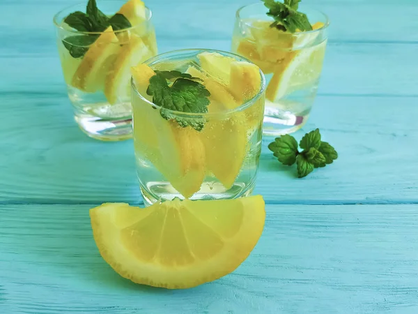 Agua Limón Fresco Menta Sobre Fondo Madera Azul Bebida Verano — Foto de Stock