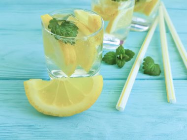 kokteyl limon ve nane mavi ahşap