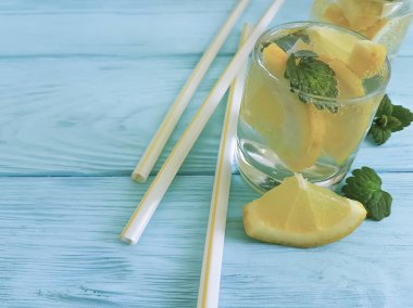 kokteyl limon ve nane mavi ahşap