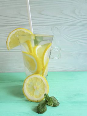 ahşap üzerinde limon ve nane ile su