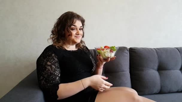 Bela Menina Cheia Com Salada Sofá Feliz — Vídeo de Stock