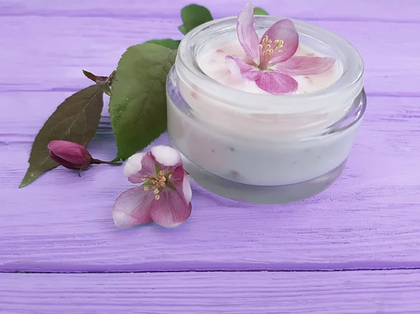 Creme Kosmetische Rosa Blüten Auf Lila Holz — Stockfoto