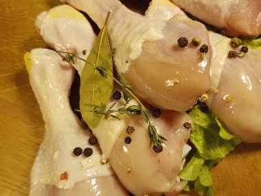 çiğ tavuk ayakları üzerinde bir plaka biber