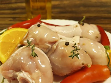 çiğ tavuk ayakları üzerinde bir tabak kırmızı biber