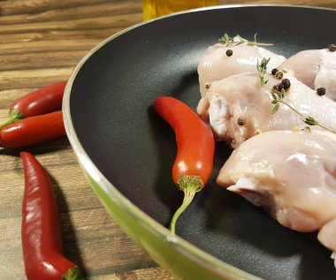 çiğ tavuk ayakları üzerinde bir tabak kırmızı biber