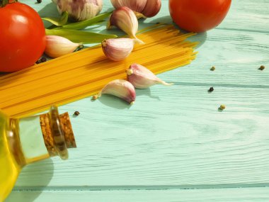 spagetti, sarımsak, biber mavi ahşap arka plan üzerinde