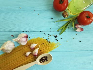 spagetti, sarımsak, biber mavi ahşap arka plan üzerinde